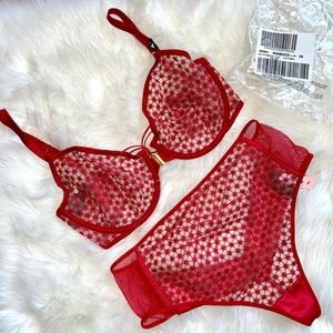 32DDD/S Vs Victoria’s Secret VERY SEXY
Red Starburst Unlined Demi Bra & pantyNWT
